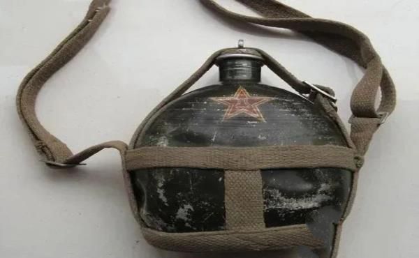 小水壶藏有“大讲究”，解放军军用水壶，有哪些鲜为人知的作用？