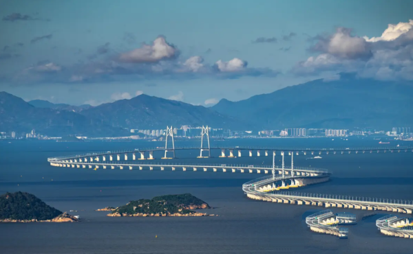 港珠澳大桥人工岛下，有120个500吨重的钢圆筒，有何用处？