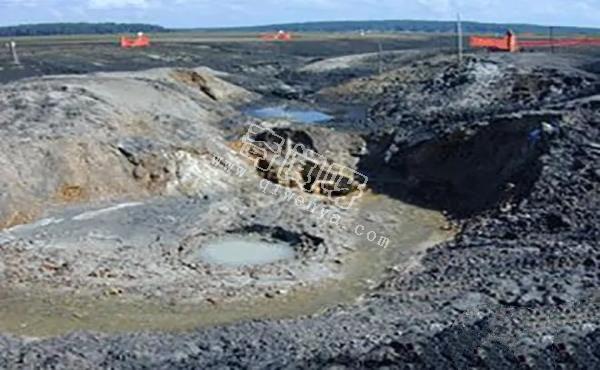 皮内尔湖事件：390亩地被55米漩涡卷入地下