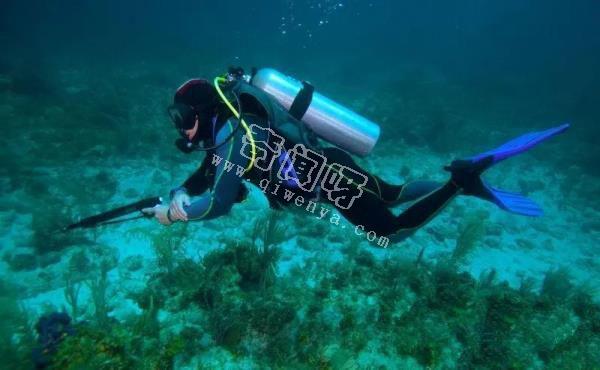 为什么工地“水鬼”上不来就割氧气罐，不能上面人拉上去吗？