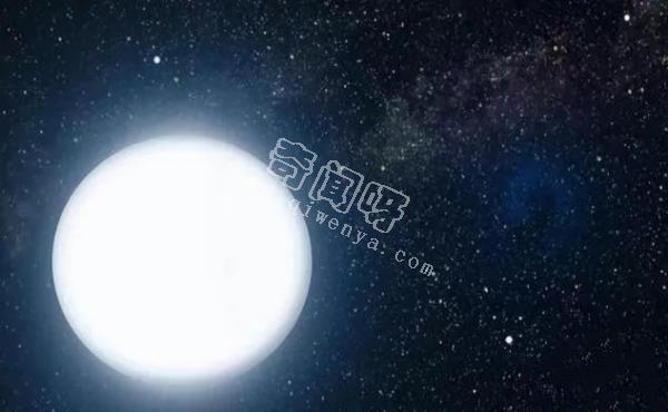 夏季恒星大三角，一颗能装下835万个太阳，一颗自转比太阳快143倍