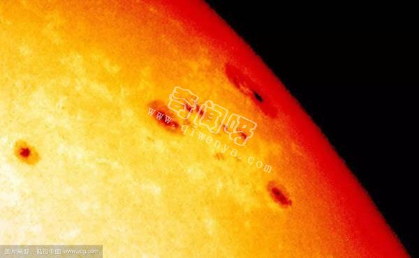 怪兽级太阳黑子，直径达10万公里，可容纳7个地球