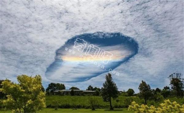 天突然裂开了一个口子,平行世界的入口?