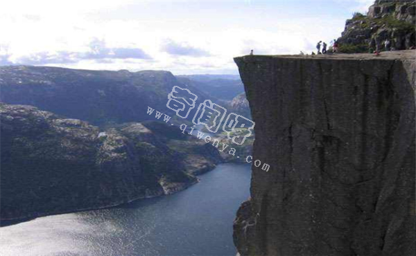 太阳系10大最高的山 奥林帕斯山最高可达15.5英里