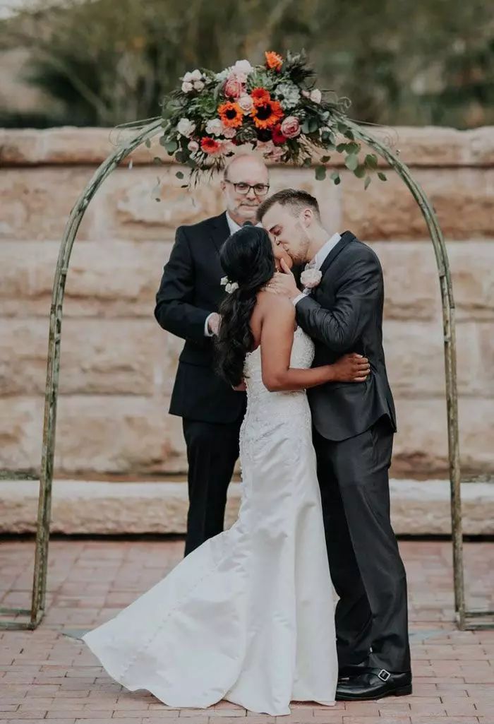 幼稚园认识20年的情侣结婚了,他们的童话故事让全网络都融化了