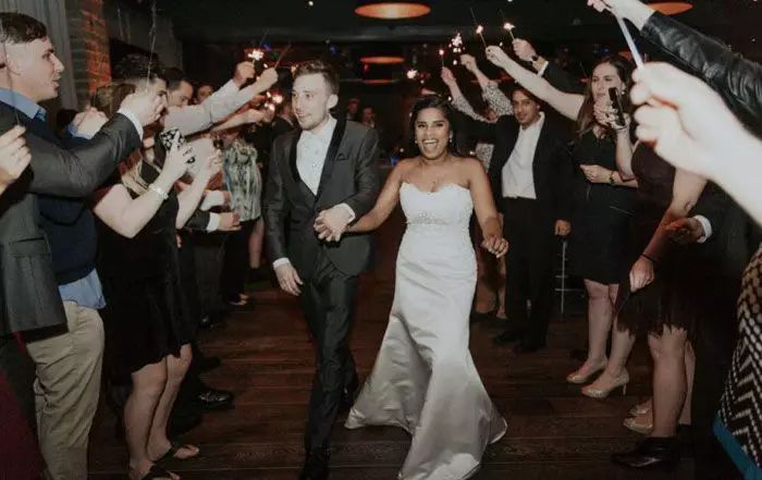 幼稚园认识20年的情侣结婚了,他们的童话故事让全网络都融化了