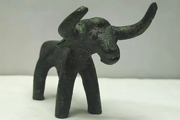 3000年前铜牛像出土，专家推测为宙斯祭品