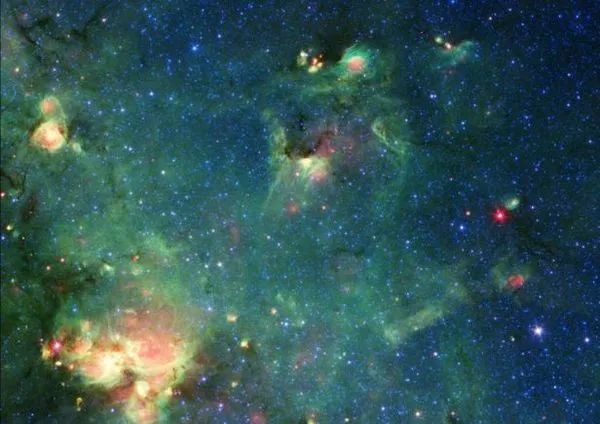 外太空出现哥斯拉，天文学家于星云图中发现红眼怪兽