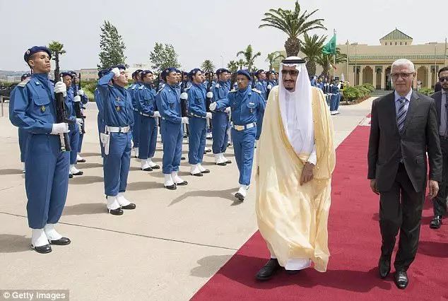 沙特阿拉伯国王度假一月就花6.6亿！奢侈避暑皇宫曝光1000名随从、200台车！
