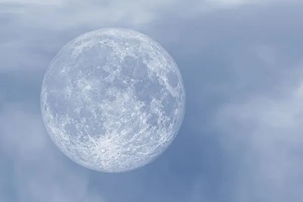 俄宇航员拍到奇观：月亮变扁平，缓缓消失