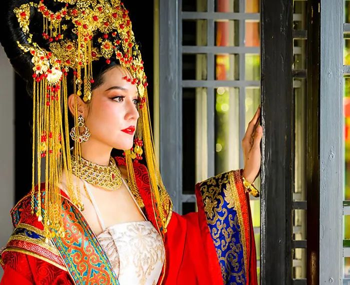 古代妃嫔为何要穿花盆底鞋?