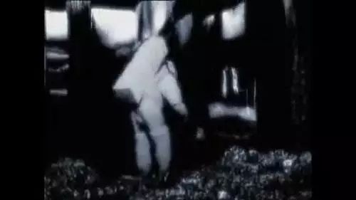 1969年阿姆斯登陆月球时拍的影片，显示出月球上有外星建筑！