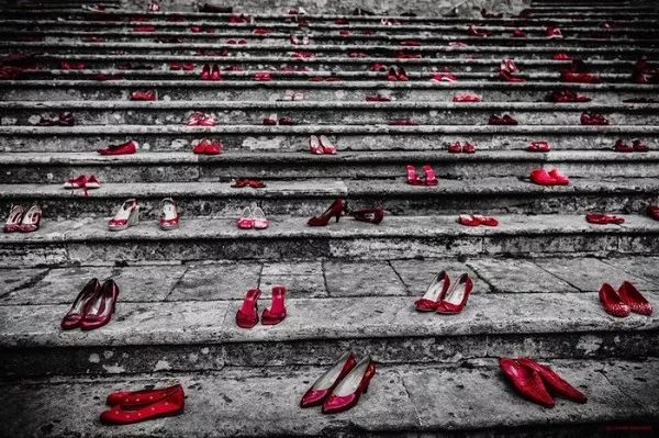 恐怖童话《红舞鞋》原型，万人不停跳舞直到器官衰竭而死