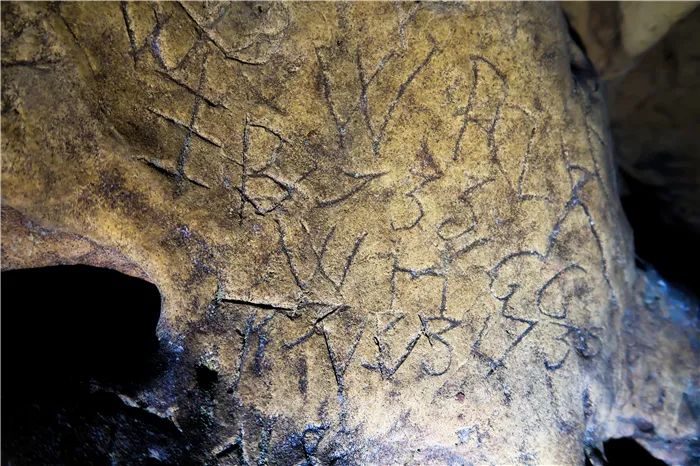 英国岩洞内发现大量神秘“女巫符号”，推测为17世纪产物