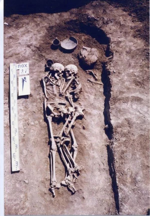 最深情骨骸3000年紧紧相依，妻子自愿被活埋陪葬亡夫