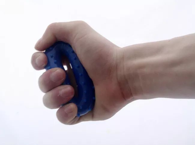 是不是单身“一握就知道”！研究：握力越强越容易结婚