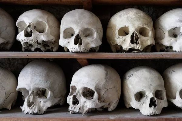 人死后会返老还童！脸皮皱纹变紧致，代价是大小便失禁泄出