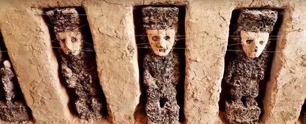 “诡异木雕”守卫古城遗迹800年，脸戴陶土面具伫立墙中