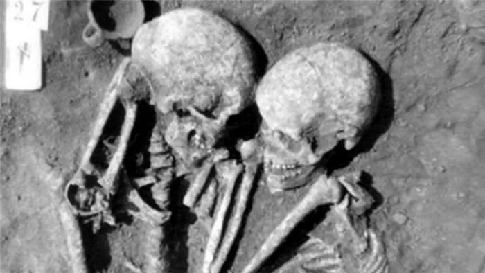 最深情骨骸3000年紧紧相依，妻子自愿被活埋陪葬亡夫