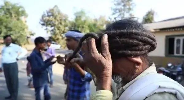 67岁印度老伯55年没剪头发，15米长发要洗3小时，曾用头发救人