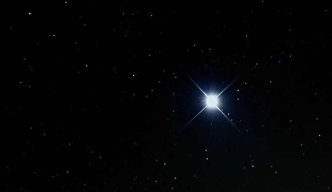 夜空中最亮的星是哪一颗？