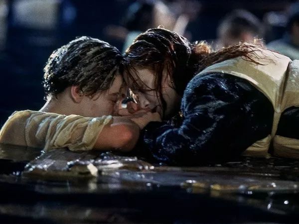 杰克为什么死了？经典《泰坦尼克号》彩蛋藏22年，最后一幕致敬船难