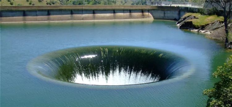 美国加州湖泊突然化开巨型黑洞，巨大漩涡深不见底，地狱入口？