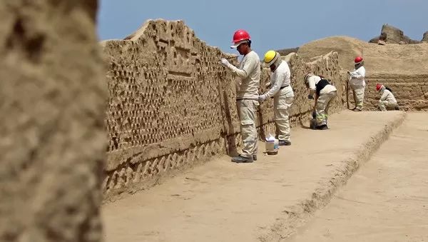 “诡异木雕”守卫古城遗迹800年，脸戴陶土面具伫立墙中