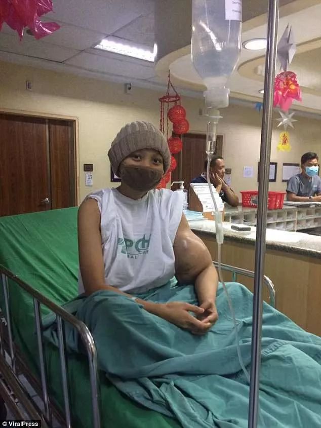 以为被蚊子叮!少女手臂肿成“大力水手”17次化疗失败忍痛截掉:暂时不用担心了