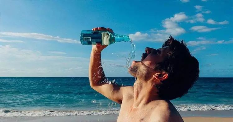 科学家利用太阳能把盐水变成淡水，便宜到每个人家都能使用！