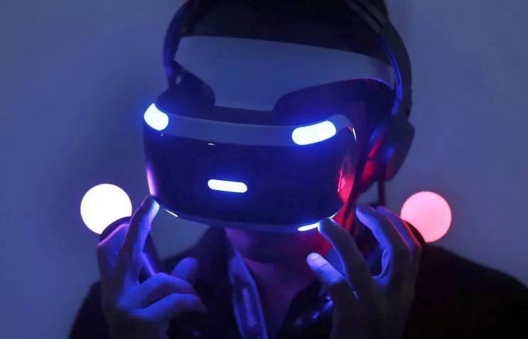 史上头一遭！男子玩VR虚拟实境“玩到惨死”