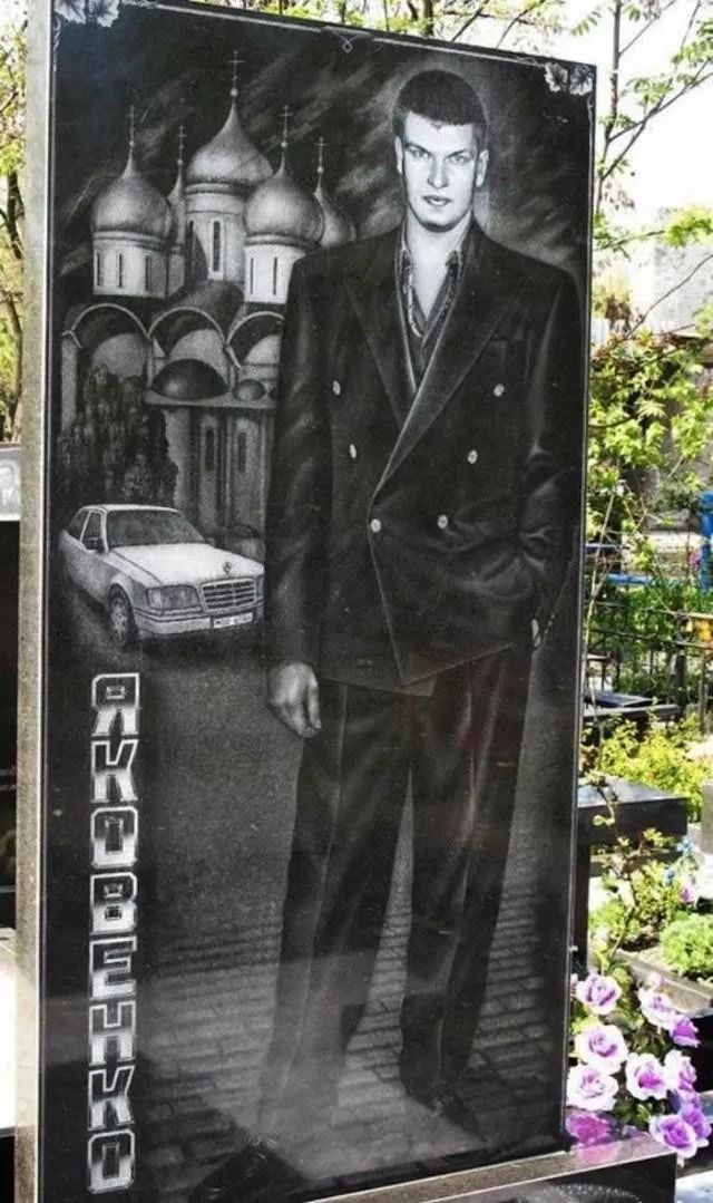 死也要霸气外露！黑帮墓园“一堆人站着”，等身写实墓碑见碑如见人