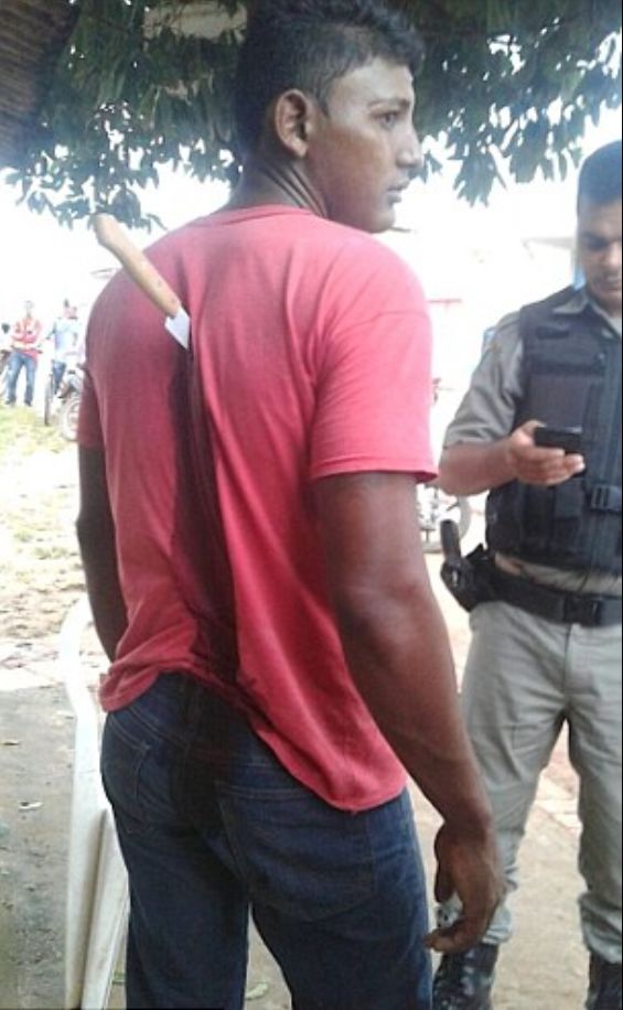 男子被人背后捅一刀鲜血暴流，超淡定插刀走来走去像没事发生！