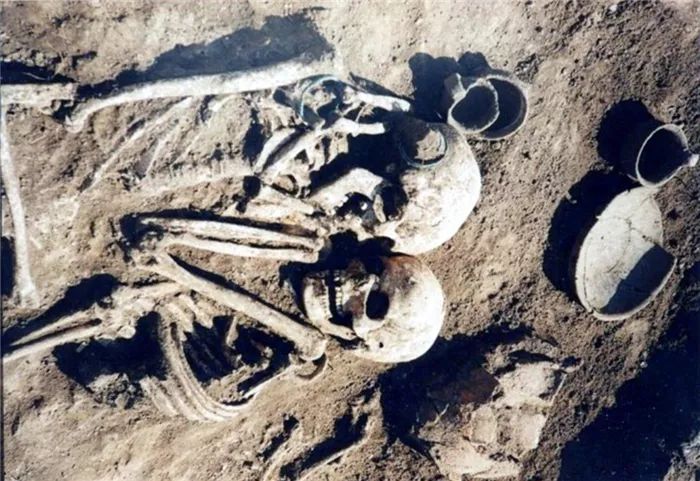 最深情骨骸3000年紧紧相依，妻子自愿被活埋陪葬亡夫