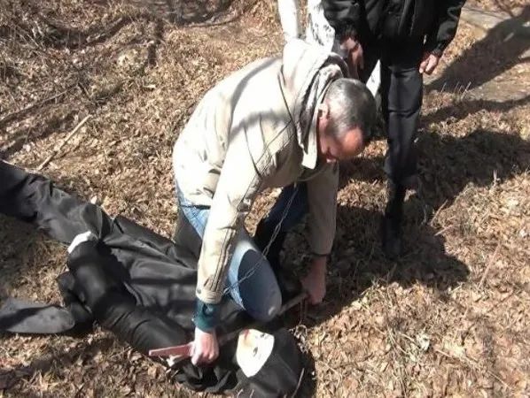 绰号“狼人”的俄罗斯杀人魔肢解82名女子，揭双重身份家人难以置信！