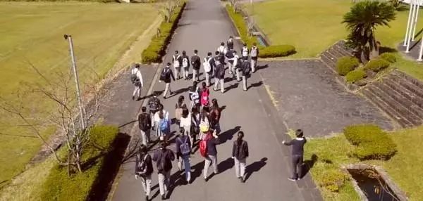 日本高中学生90%来自中国，学校悬挂五星红旗，唱义勇军进行曲