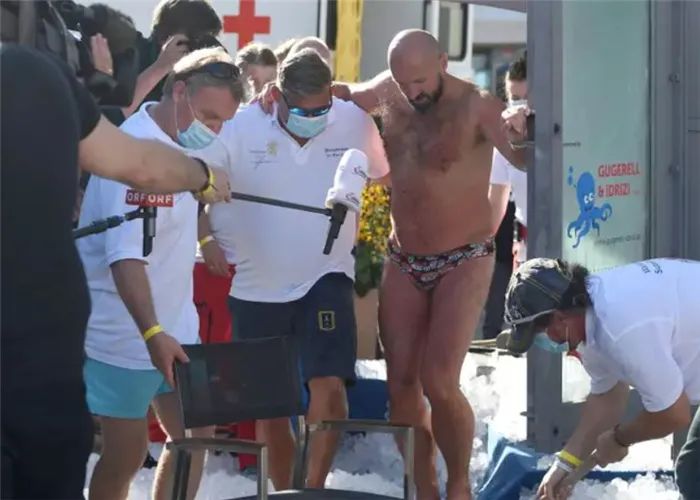 男子只穿一条泳裤全身泡冰块，活埋2.5小时打破世界纪录！
