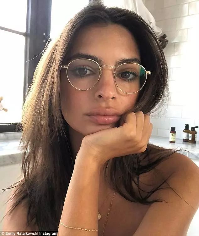 戴眼镜的人是知性美?研究:他们智商真的比较高更长寿