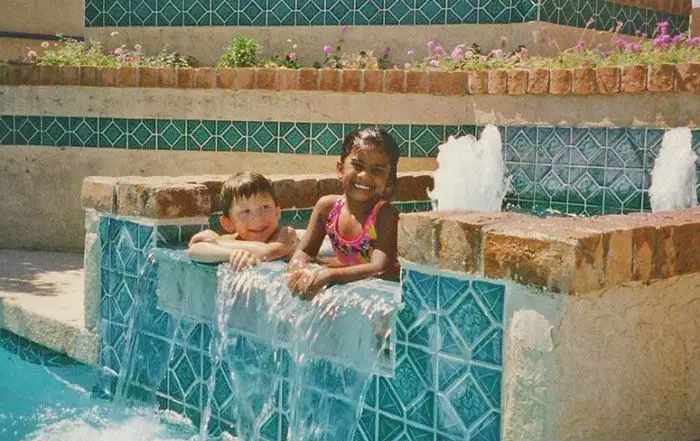 幼稚园认识20年的情侣结婚了,他们的童话故事让全网络都融化了