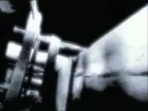 1969年阿姆斯登陆月球时拍的影片，显示出月球上有外星建筑！