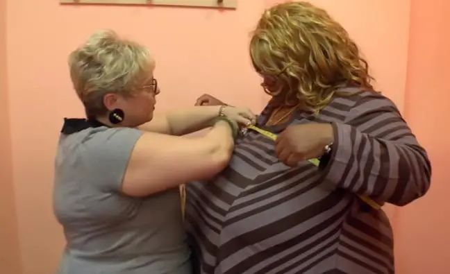 世界最大胸部：女子Z罩杯上围长达1米，5岁就开始发育