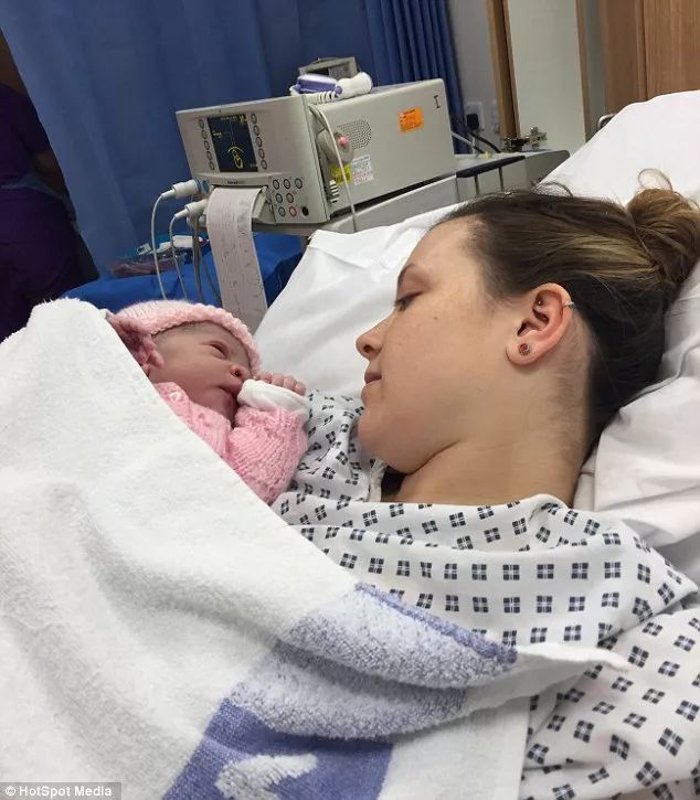 21岁苗条女子肚子剧烈疼痛才知道要生宝宝了！她：可是我月经都有来