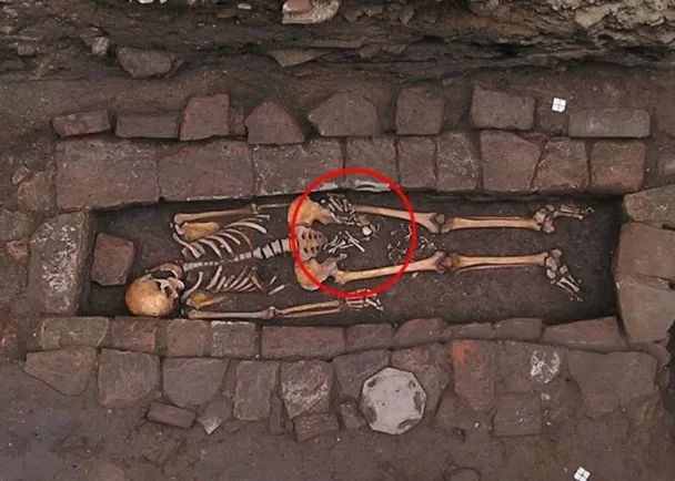 这3个罕见墓穴让人鼻酸，中世纪孕妇坟中诞下婴儿
