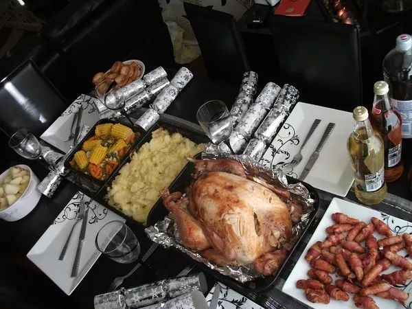 病人沦为实验品！胃部中枪伤口大开，医生每天倒食物观察消化