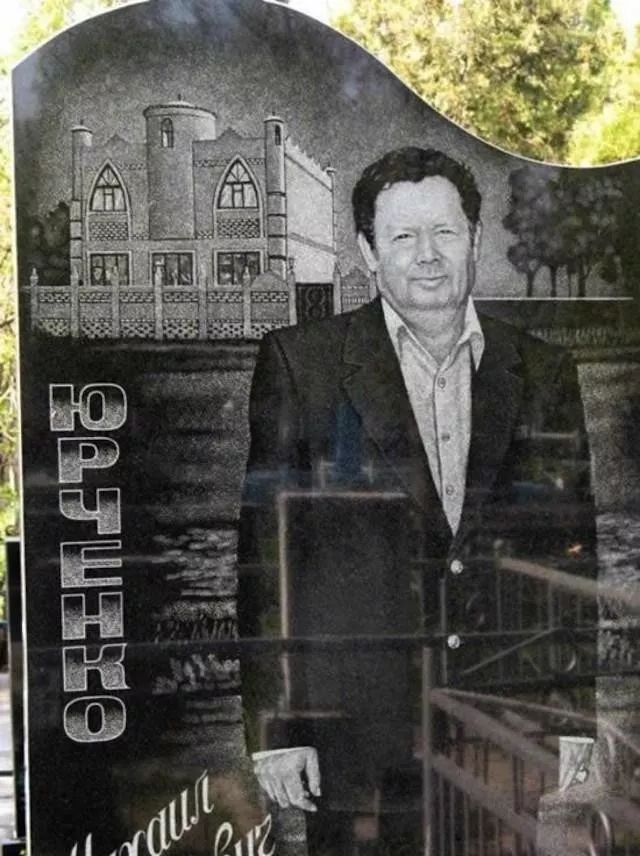 死也要霸气外露！黑帮墓园“一堆人站着”，等身写实墓碑见碑如见人