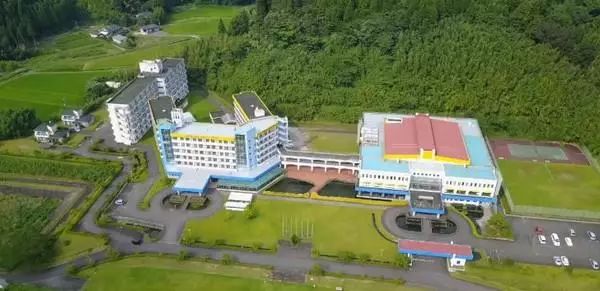 日本高中学生90%来自中国，学校悬挂五星红旗，唱义勇军进行曲