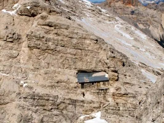 全球最孤独房子镶嵌陡峭山壁，建于一战时期，功能曝光