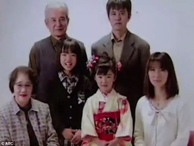 311福岛核灾6年后父母冒着辐射找寻失踪孩子 看到她挥手就觉得心痛
