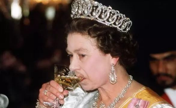 英国女王都吃什么？8个女王饮食习惯让她91岁还是永保健康美丽！