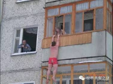 惊人的巧合，那些穿红裤衩的男人们……